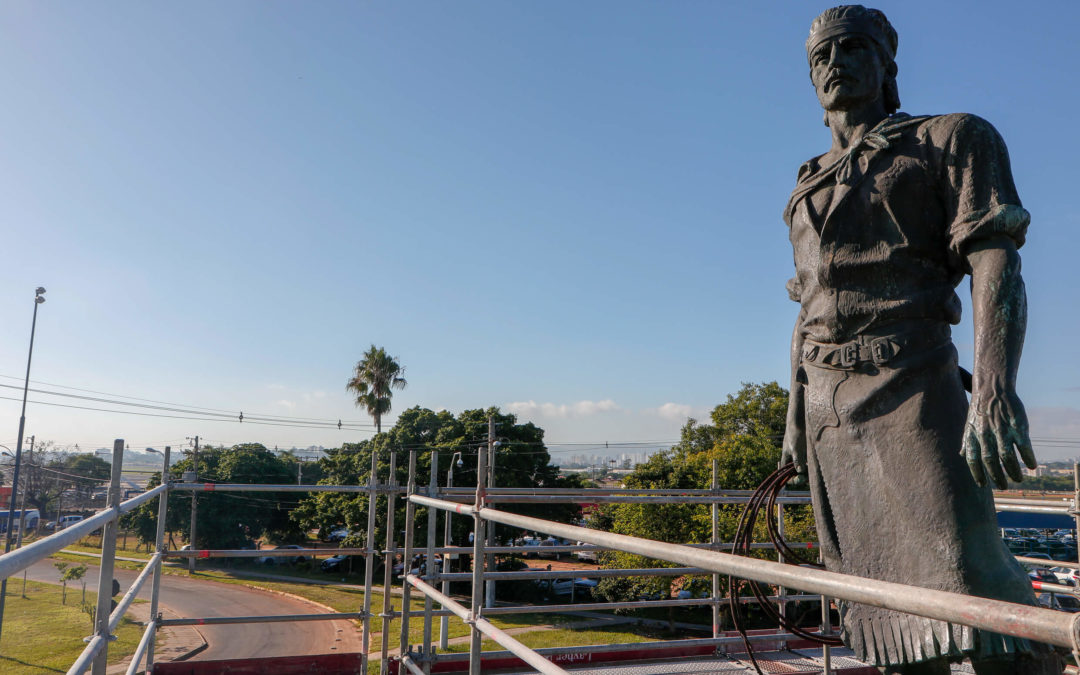 Andaime permite ver o Laçador de perto