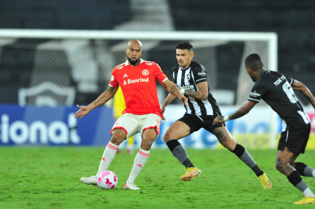 De volta à equipe titular Rodrigo Moledo é destaque contra o Botafogo