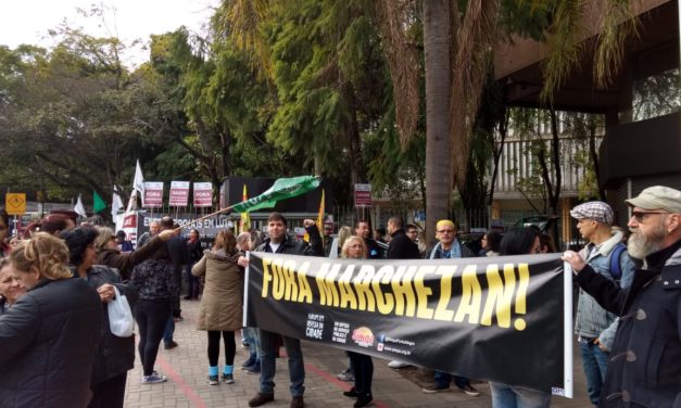 Servidores Municipais de Porto Alegre realizam protesto