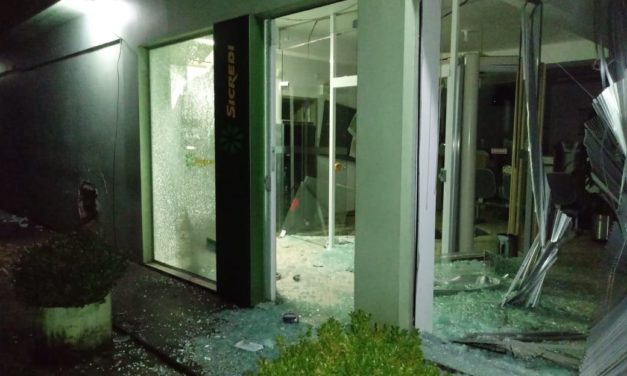 Criminosos explodem agência do SICREDI