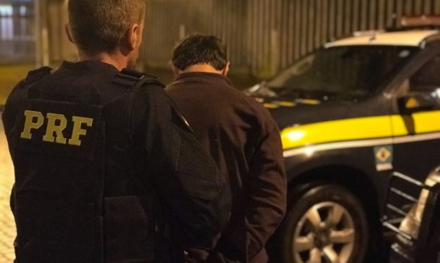PRF prende motorista depois que fuga termina em acidente
