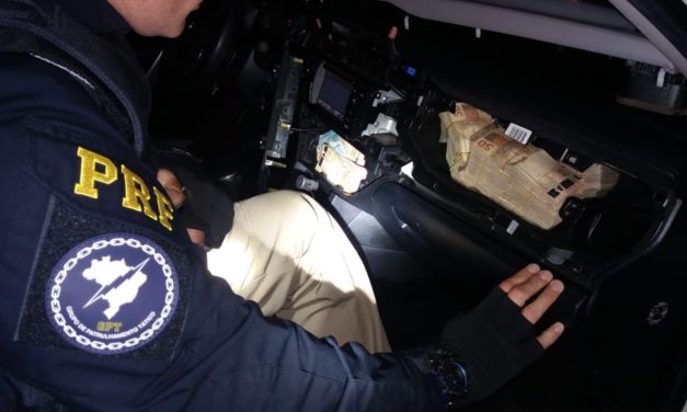PRF apreende R$ 305 mil escondidos em veículo