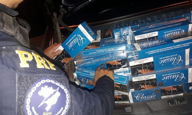 PRF e BM apreendem veículo abandonado com cigarros contrabandeados em Frederico Westphalen