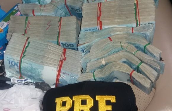 PRF encontra R$ 300 mil em carro na região noroeste do Rio Grande do Sul