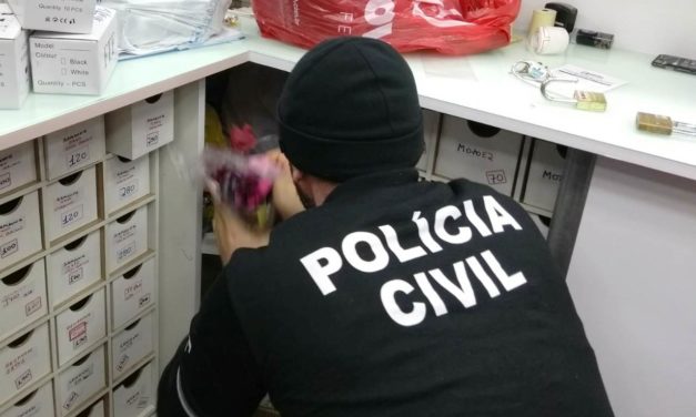 Polícia apreende celulares durante a Operação Recovery