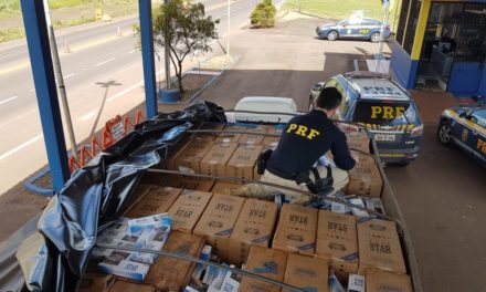 PRF apreende 165 mil maços de cigarro em Ametista do Sul