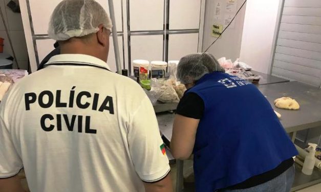 Polícia apreende cerca de 170kg de alimentos impróprios para consumo em Porto Alegre.