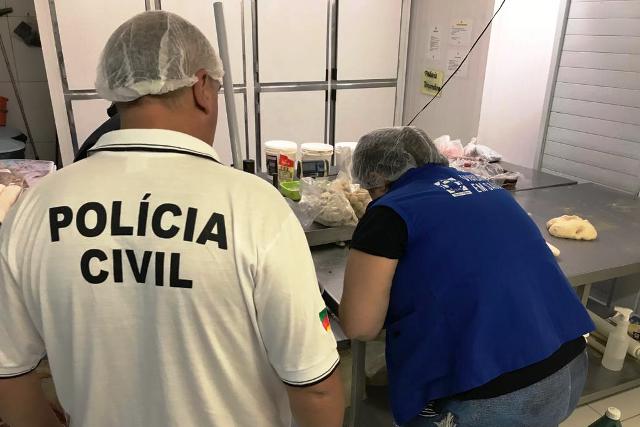 Polícia apreende cerca de 170kg de alimentos impróprios para consumo em Porto Alegre.