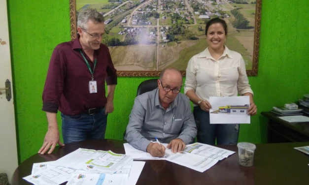 Prefeito de Dilermando de Aguiar assina edital para a reforma do Centro administrativo