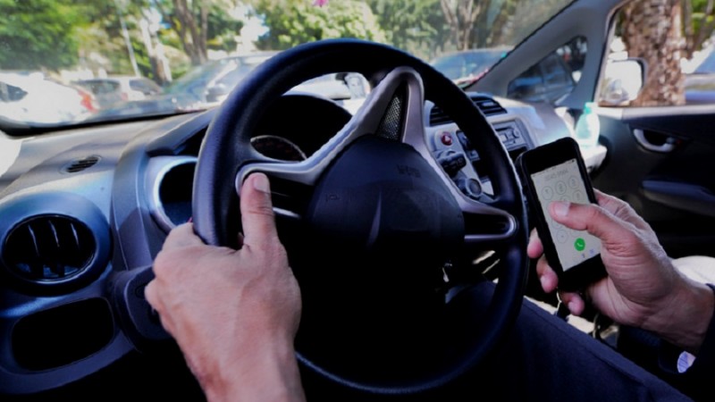 Uso do celular ao volante é a terceira maior causa de mortes no trânsito