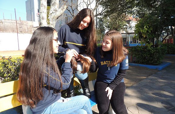 Mechas de cabelos arrecadados no Colégio Batista de Porto Alegre serão entregues no Hospital da Criança Santo Antônio