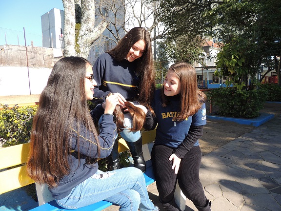 Mechas de cabelos arrecadados no Colégio Batista de Porto Alegre serão entregues no Hospital da Criança Santo Antônio