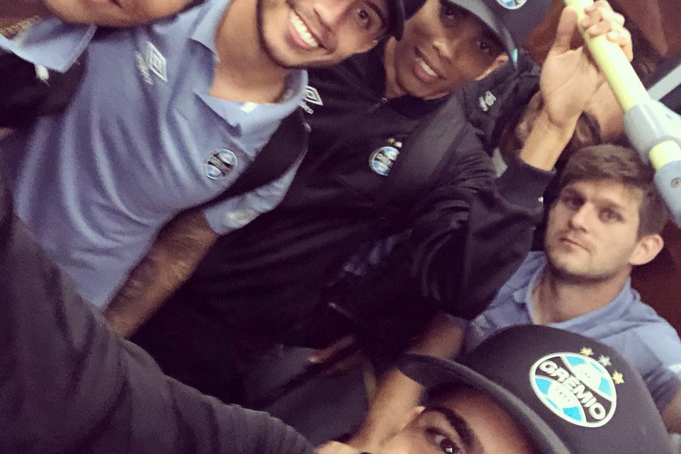 Luan embarcou para a Argentina com o time do Grêmio