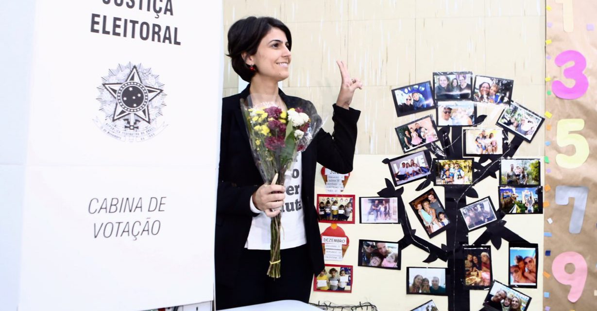 Candidata a vice-presidente, Manuela D’Ávila vota em Porto Alegre