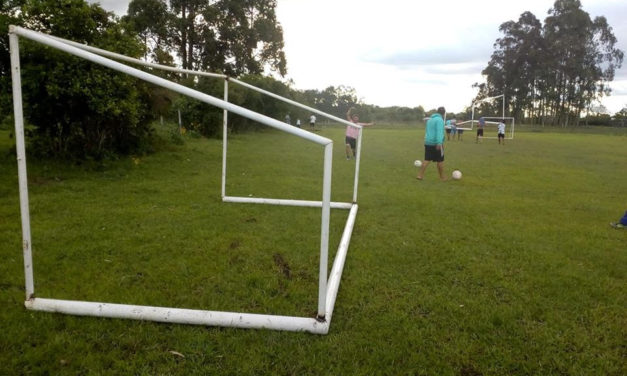 Campo de futebol recebe novas goleiras após vandalismo em Dilermando de Aguiar