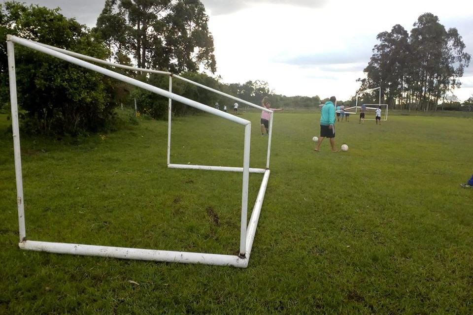 Campo de futebol recebe novas goleiras após vandalismo em Dilermando de Aguiar