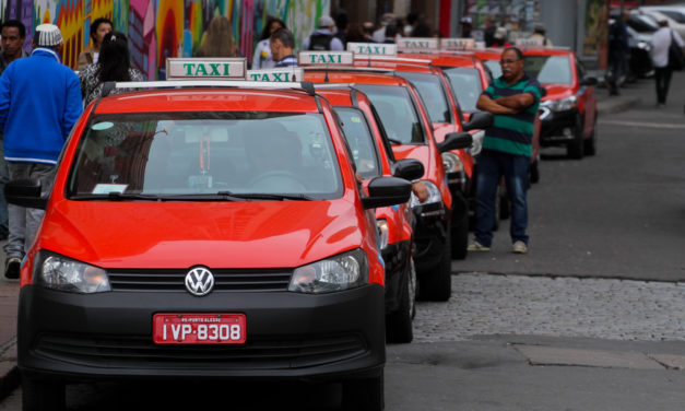 EPTC adia suspensão da bandeira 2 nos táxis