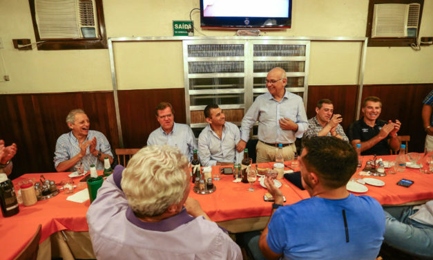 Diretorias de Grêmio e Tucumán confraternizam em Porto Alegre