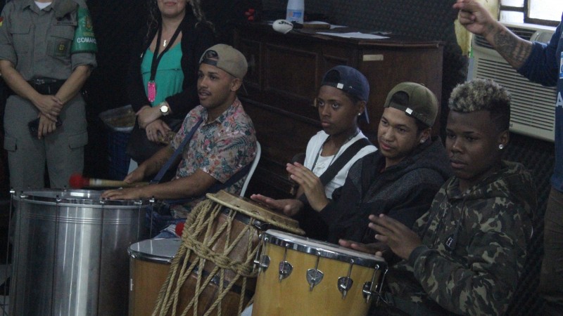 Jovens da Lomba do Pinheiro e Banda da Brigada Militar ensaiam juntos para evento do POD