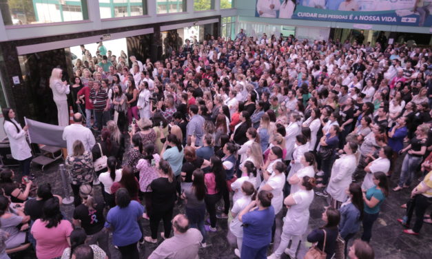 Profissionais da saúde fazem protesto no Hospital Universitário de Canoas