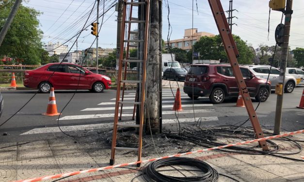 Fios elétricos soltos causam incêndio na capital