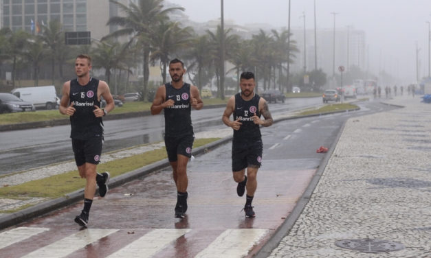 Jogadores do Inter treinaram na beira da praia no Rio de Janeiro