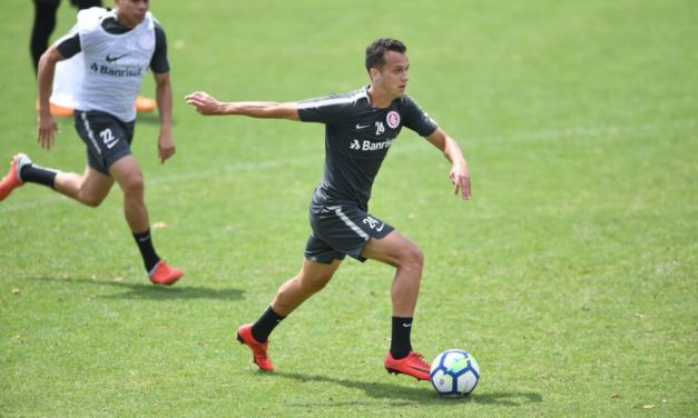 Juan Alano treina entre os titulares