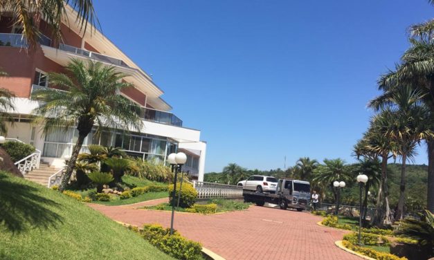 Ministério Público cumpre mandado de busca e apreensão em residência da família de Ronaldinho Gaúcho
