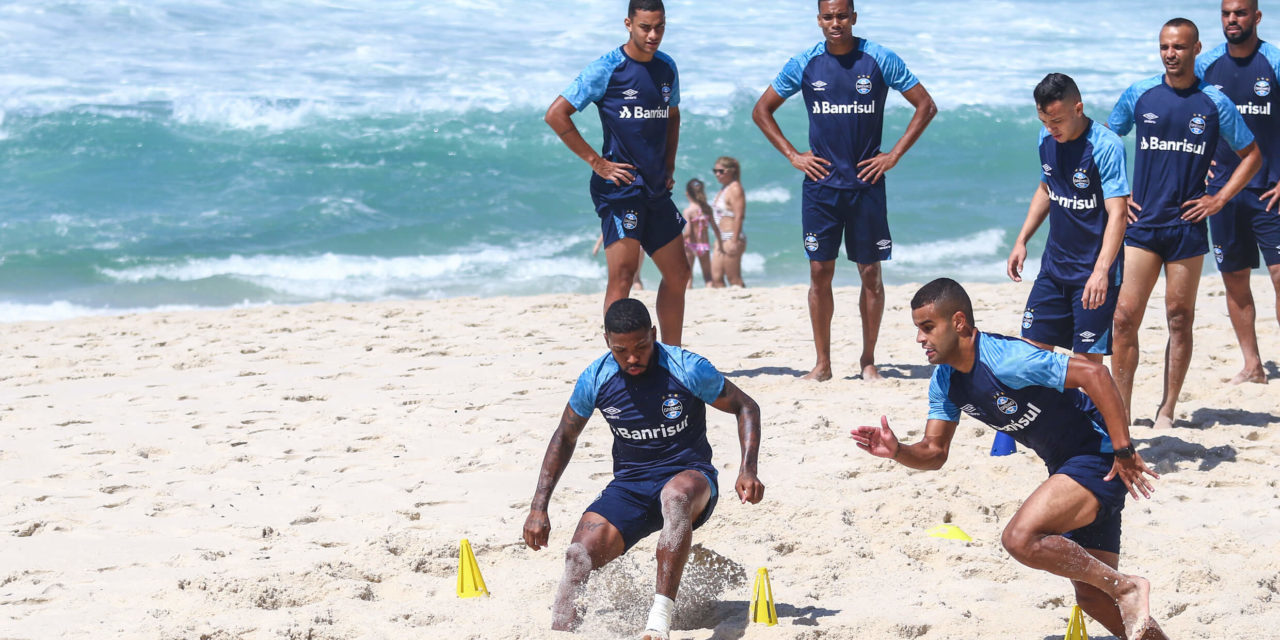 Grêmio treina na praia no Rio de Janeiro