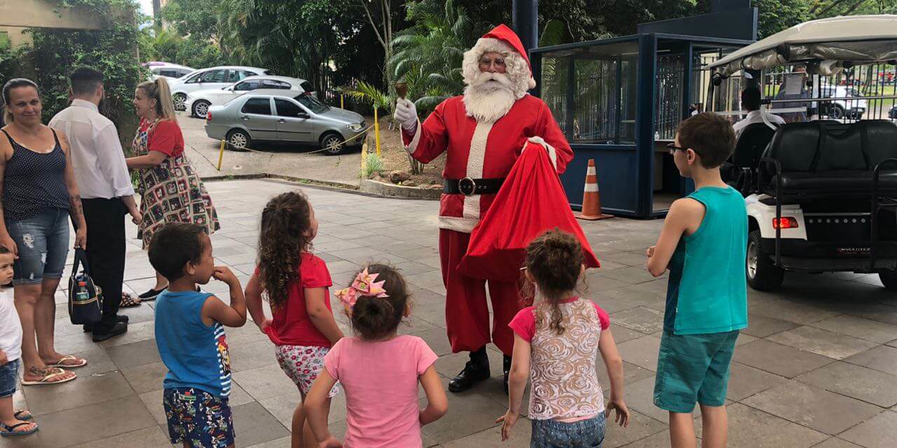 Papai Noel faz a alegria das crianças na Santa Casa