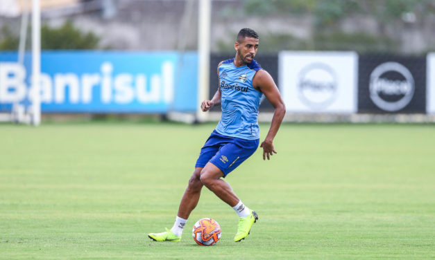 Michel treina de zagueiro, mas deixa claro que não é ali que ele quer jogar