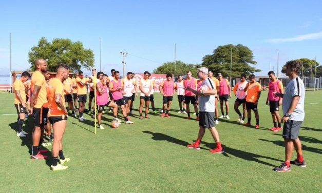 Odair Helmmann define o time titular do Inter no treinamento