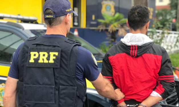 Motociclista atropela policial em barreira e é preso por tentativa de homicídio