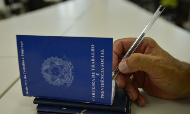 Depois de 4 anos em queda, carteira assinada volta a crescer