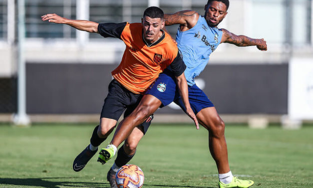Maicon sai em defesa do centroavante André