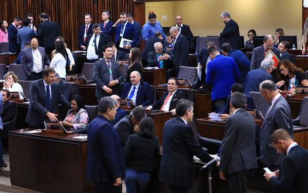 Assembleia aprova fim da licença-prêmio e mudanças no plano de carreira