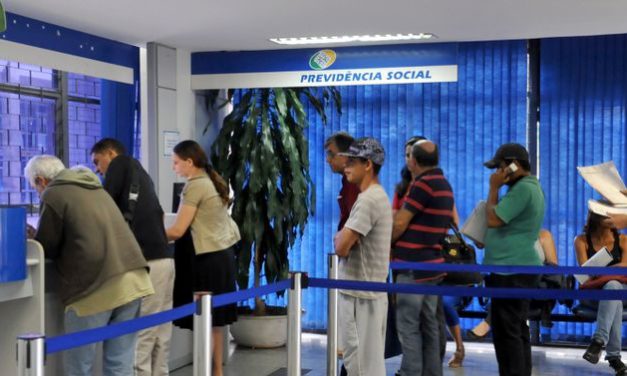 Governo fixa idade mínima de 65 anos para homens e 62 para mulheres