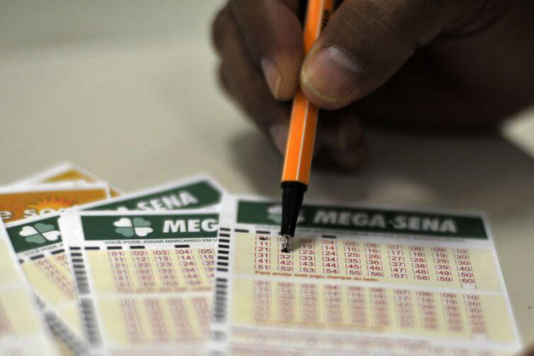 Mega-Sena acumula e pode pagar R$ 125 milhões na quarta-feira