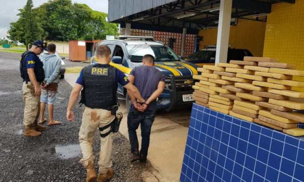 Dupla é presa com carro roubado e 48 quilos de maconha em São Borja