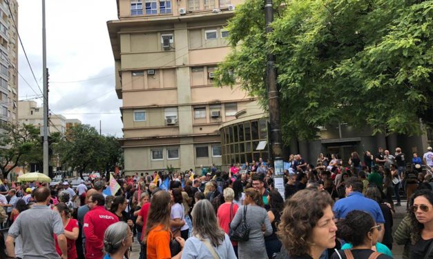 Municipários em greve fazem manifestação na Capital