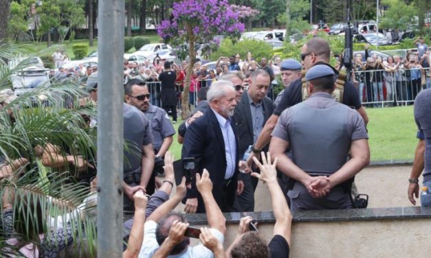Lula volta para retorna à prisão em Curitiba após cremação do neto