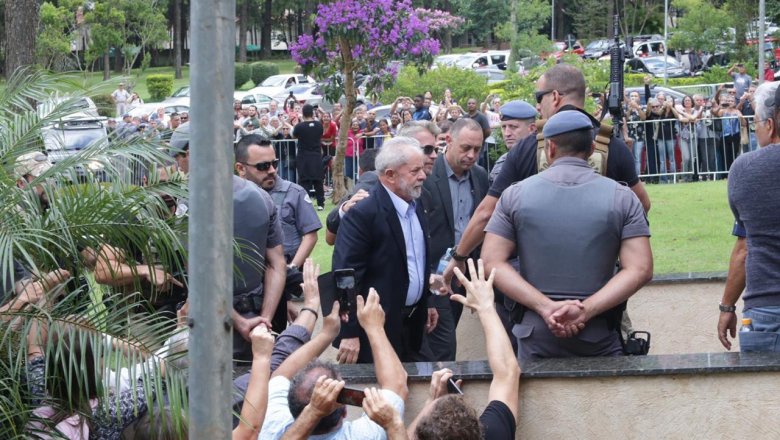 Lula volta para retorna à prisão em Curitiba após cremação do neto
