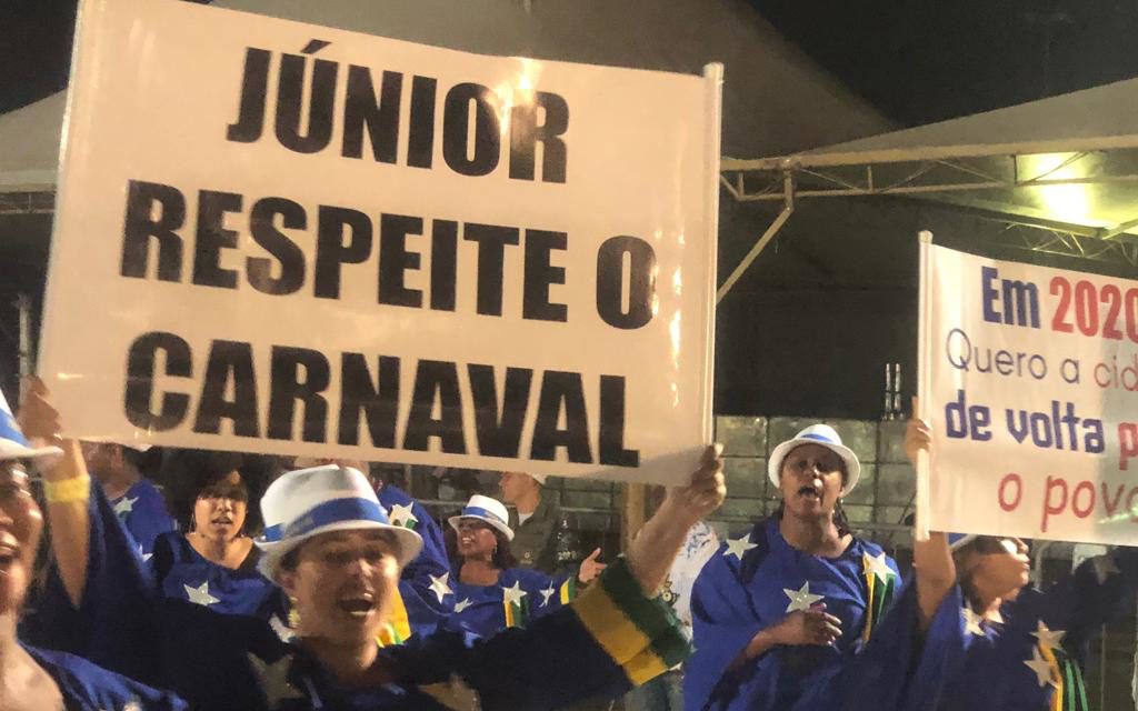 Desfile das escolas de samba tem protestos contra o prefeito Marchezan