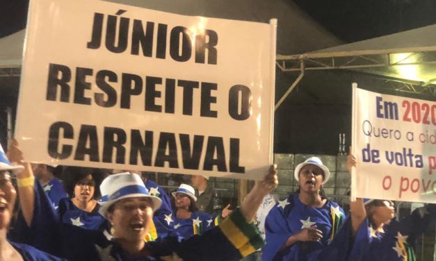 Desfile das escolas de samba tem protestos contra o prefeito Marchezan