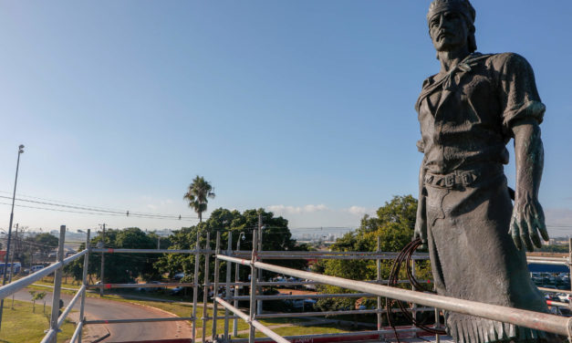 Andaime permite ver o Laçador de perto