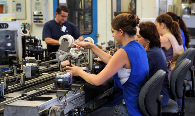 Mulher ganha em média 79,5% do salário do homem, diz IBGE