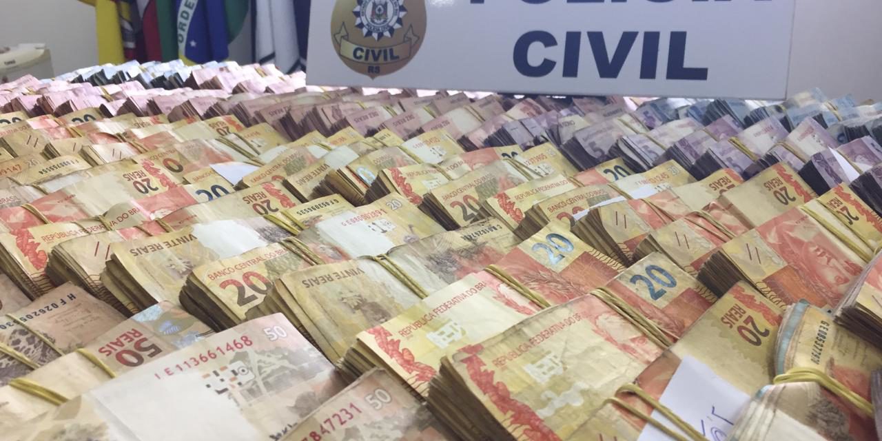 Homem é preso com 260 mil reais em veículo com fundo falso