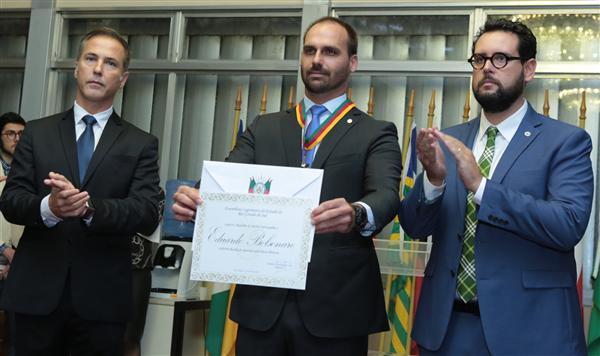 Eduardo Bolsonaro recebe medalha do Mérito Farroupilha