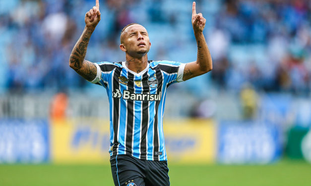 Manchester de Guardiola acena novamente por Éverton