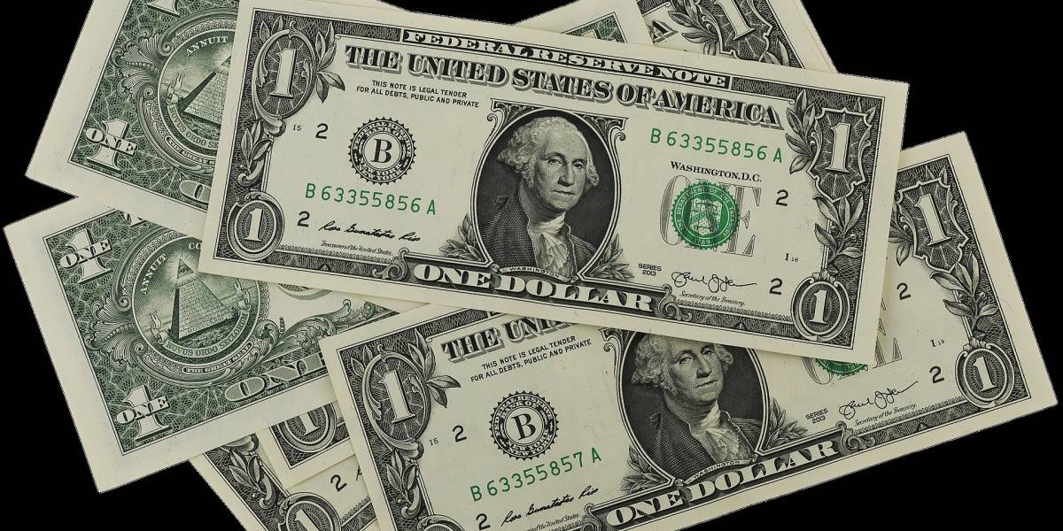 Dólar opera com oscilações após intervenção do Banco Central